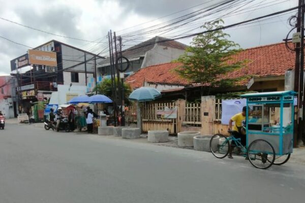 Oknum BPKP Usir PKL Berjualan dan Pasang Beton Penuhi Fasum