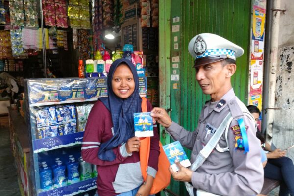 Satlantas Kediri Kota Pasang Banner dan Bagikan Brosur Operasi Patuh Semeru 2025