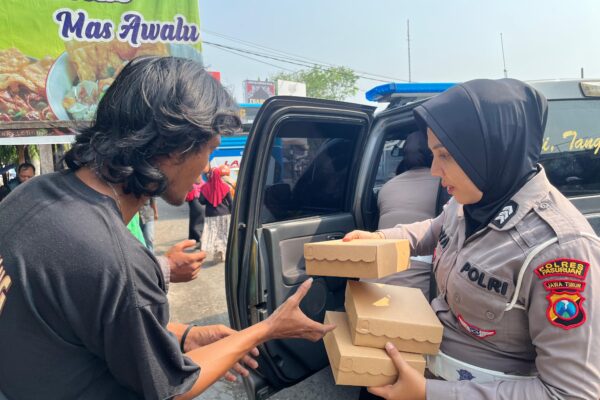 Polwan Polres Pasuruan Berbagi Nasi Kotak dalam Giat Rutin “Jumat Berkah”