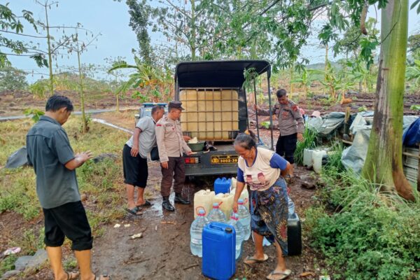 Kapolsek Winongan Distribusikan Air Bersih ke Warga Pelosok Dusun Guwo