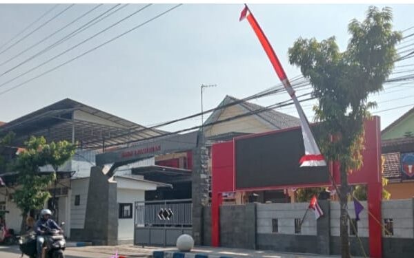 Orang Tua Siswa SMKN 2 Kota Pasuruan Keluhkan Biaya Seragam yang Tinggi