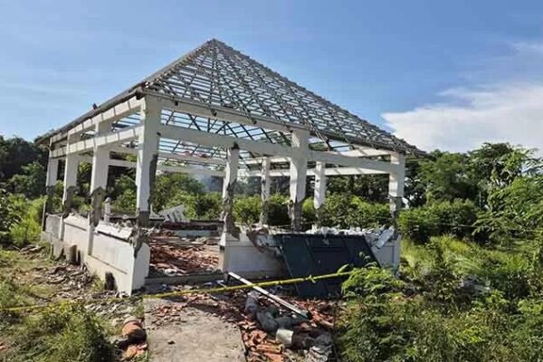 Bongkar Bangunan Makam di Winongan-Pasuruan