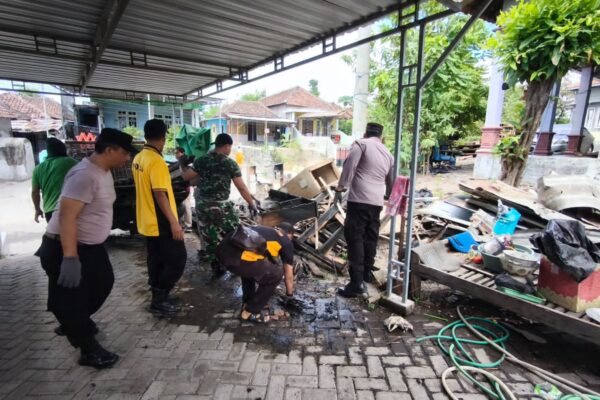 Polsek Rembang Gelar Baksos Peduli Pasca Kebakaran di Desa Pandean