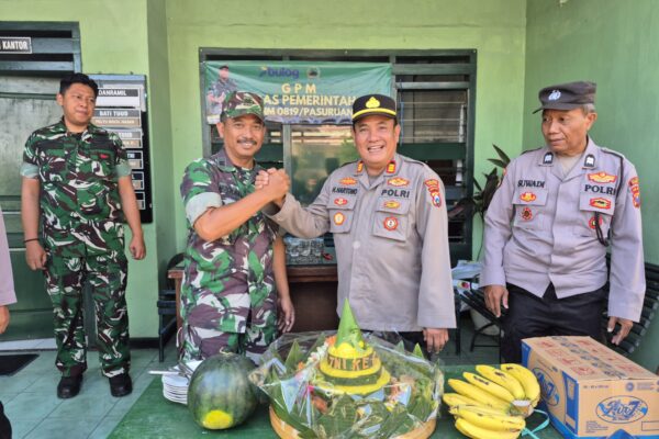 Wujudkan Solidaritas Polsek Prigen Sambangi Koramil dan Serahkan Tumpeng HUT TNI ke 80