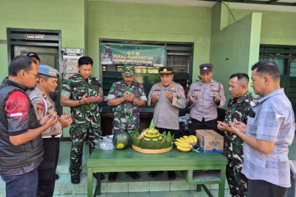Wujudkan Solidaritas Polsek Prigen Sambangi Koramil dan Serahkan Tumpeng HUT TNI ke 80