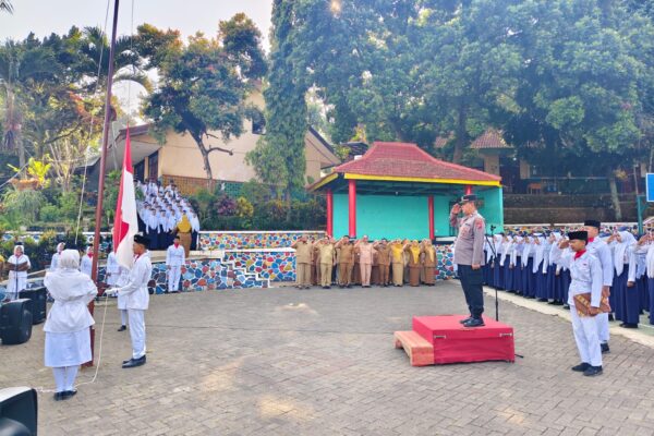 Kapolsek Purwodadi Jadi Pembina Upacara di SMPN 1 Purwodadi