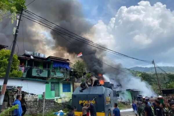 Personel Polri dan TNI Bahu Membahu Padamkan Api di Kompleks Kodam Lama Jayapura