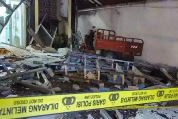 Ledakan Hebat Kantor Farmasi di Tangsel, Atap Roboh