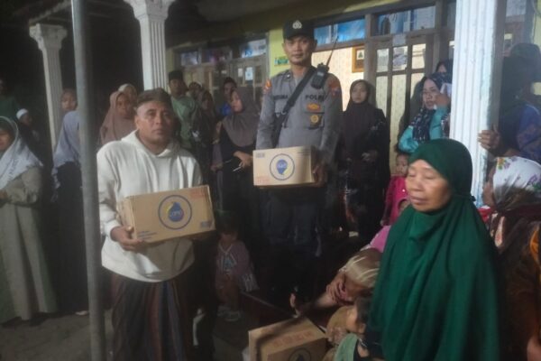 Jenazah Korban Robohnya Bangunan Ponpes Al Khozini Tiba di Wonorejo, Polisi dan Warga Gelar Takziah