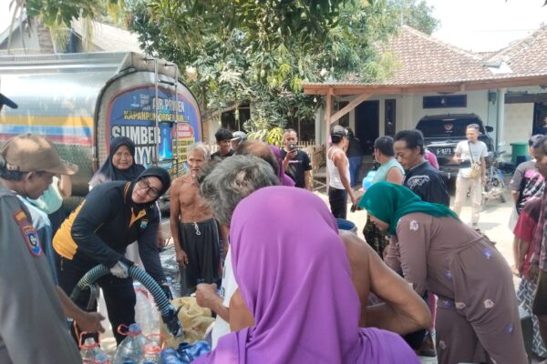 Polsek Sukorejo bagikan Dua Tangki air bersih. Warga kenduruhan antusias pada polri