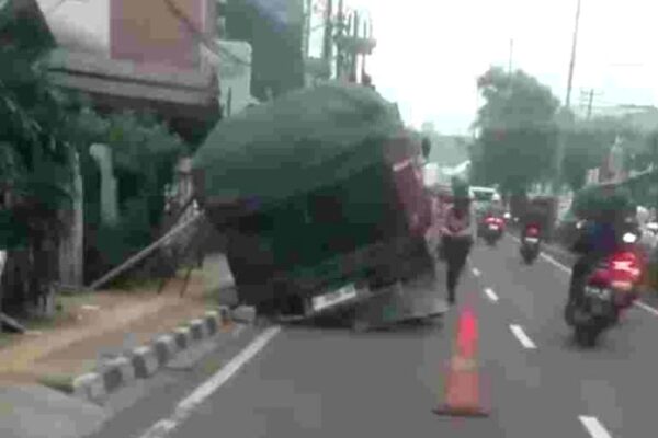 Truk Terperosok ke Bekas Galian Apjatel di Depok, Warga Berharap Ada Pengawasan Dari Pemkot Depok