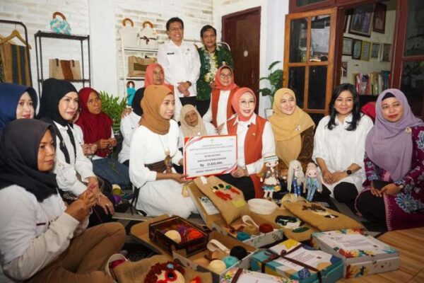 Istri Menteri Sosial Fatma Saifullah Yusuf Kunjungi Kota Pasuruan, Berikan Dukungan untuk UMKM dan Pendidikan