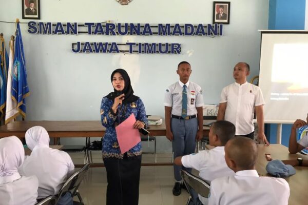 Satresnarkoba Polres Pasuruan Dan BNNK Gelar Sosialisasi Bahaya Narkoba Di SMAN Taruna Madani Bangil