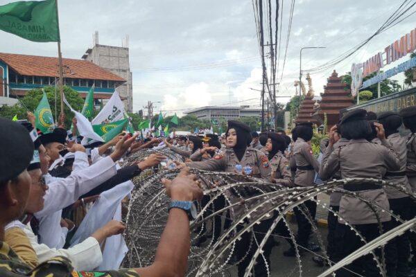 Polrestabes Surabaya Libatkan Tim Negosiator Polwan, Beri Layanan Pengamanan Aksi Ribuan Santri di DPRD Jatim